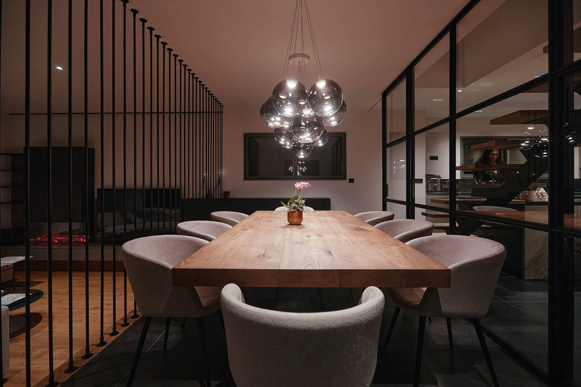 salle à manger imaginée par Maisons Néo